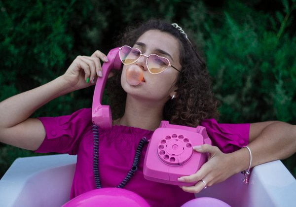 Découvrez le monde apaisant du téléphone rose avec des hôtesses matures